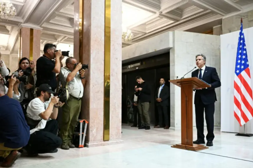 Επίσκεψη Μπλίνκεν στην Ουκρανία: Ενδείξεις για άρση περιορισμών στη χρήση όπλων μεγάλου βεληνεκούς