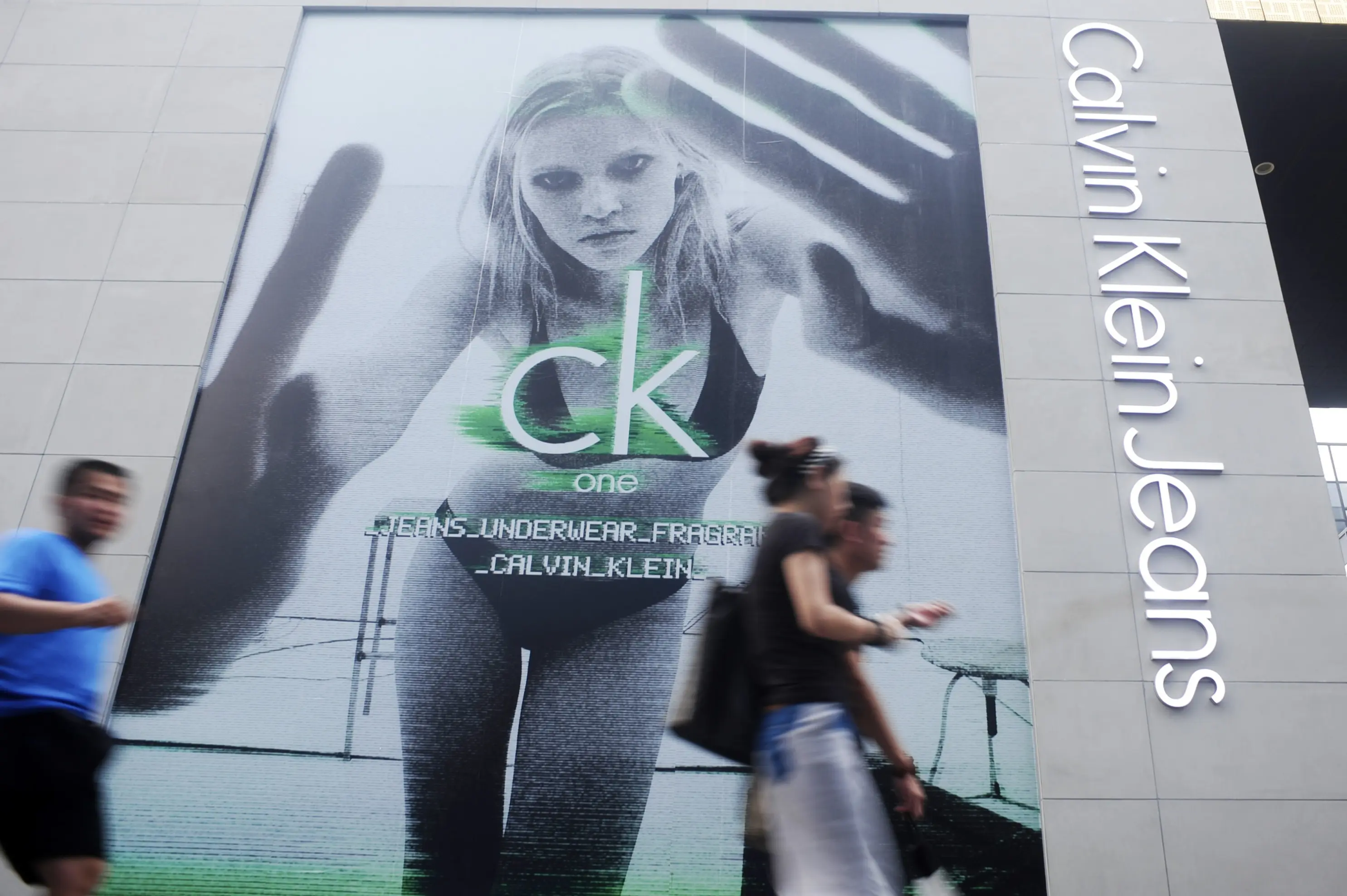 Κατεβάζει ρολά το κατάστημα του Calvin Klein στη Νέα Υόρκη