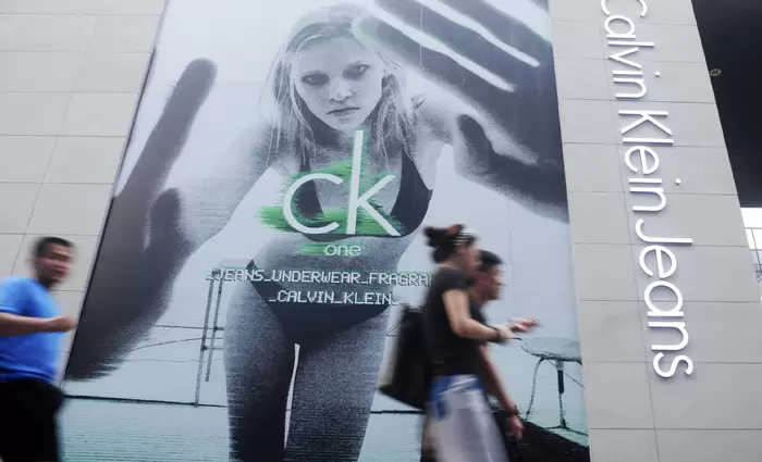 Κατεβάζει ρολά το κατάστημα του Calvin Klein στη Νέα Υόρκη