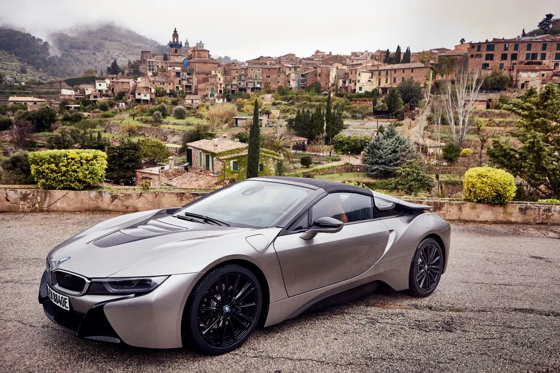 BMW i8 Roadster, ένα μεταλλικό γλυπτό από τη γερμανική εταιρεία