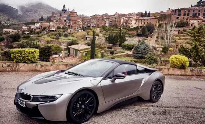 BMW i8 Roadster, ένα μεταλλικό γλυπτό από τη γερμανική εταιρεία