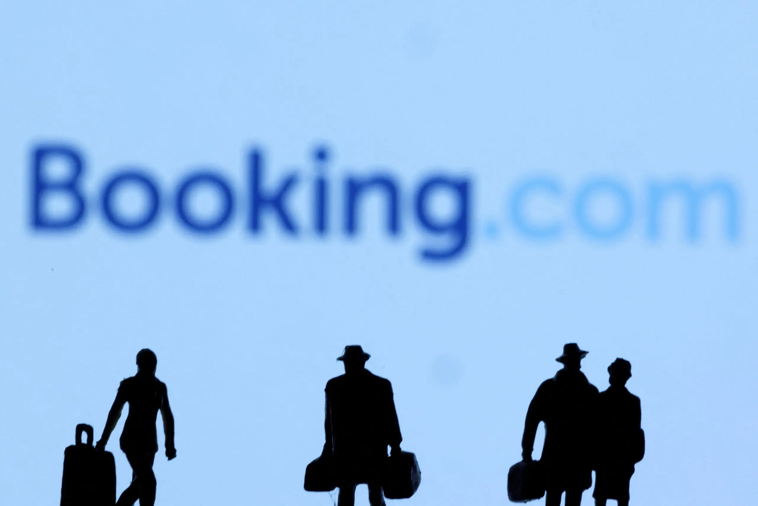 Booking vs Κομισιόν: «Μπορεί να φύγουμε από την ΕΕ»