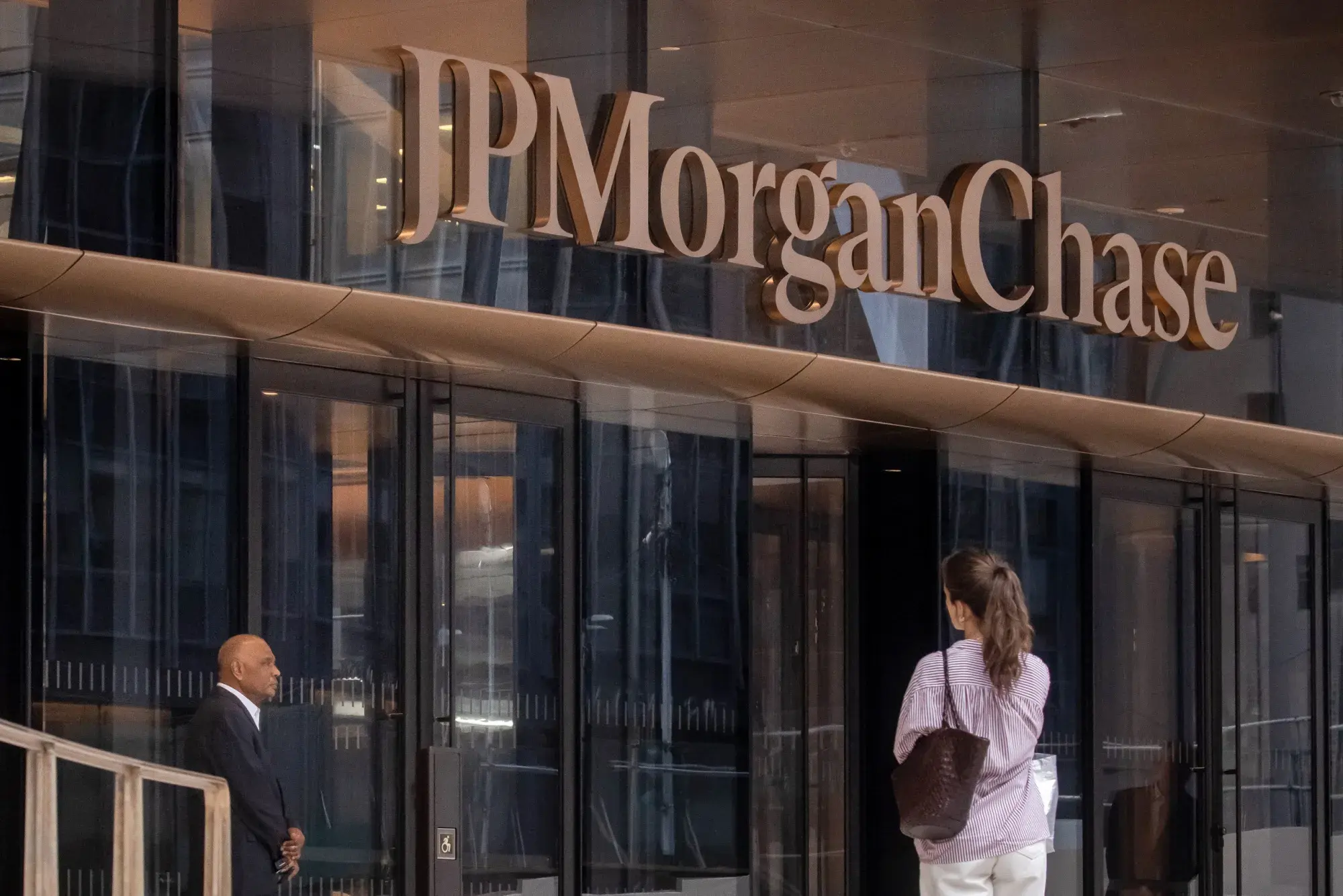 Αύξηση μπόνους στη Wall Street: Οι αμερικανικές τράπεζες αναγνωρίζουν την εξαιρετική χρονιά συναλλαγών