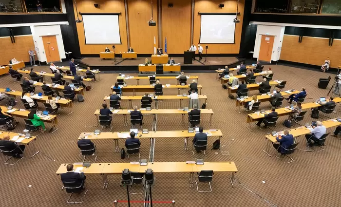 Στο «photo finish» κρατικές εγγυήσεις και άλλα νομοσχέδια