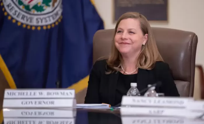 Μπάουμαν (Fed): Ζητά τρεις μειώσεις επιτοκίων - Σήμα για έναρξη από τον Σεπτέμβριο