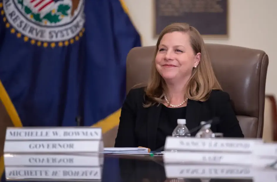 Μπάουμαν (Fed): Ζητά τρεις μειώσεις επιτοκίων - Σήμα για έναρξη από τον Σεπτέμβριο