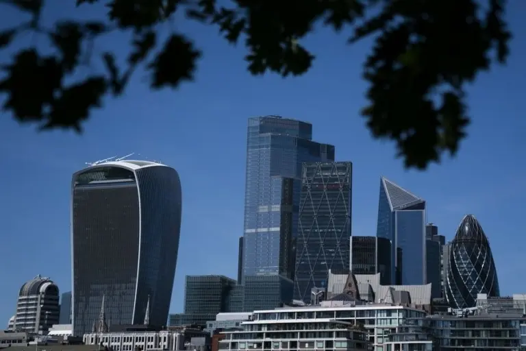 Φόροι και αβεβαιότητα «φρενάρουν» τις προσλήψεις στο City του Λονδίνου