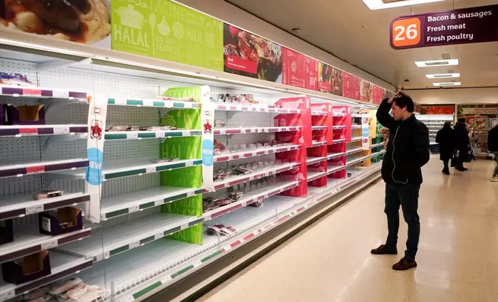 Αδειάζουν τα ράφια στα βρετανικά σούπερ μάρκετ