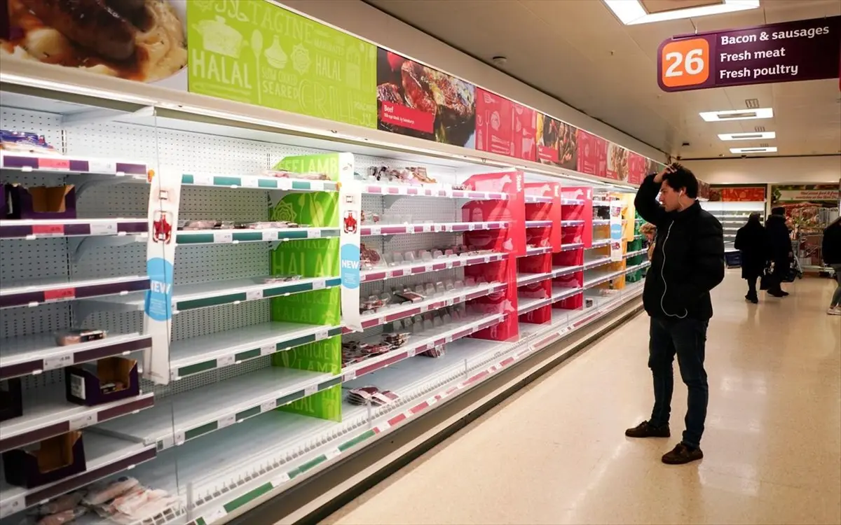 Αδειάζουν τα ράφια στα βρετανικά σούπερ μάρκετ