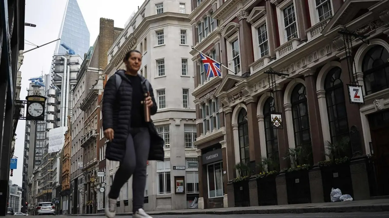 Βρετανία: Απρόσμενη πτώση για τις τιμές στα ακίνητα στην εκπνοή του 2025