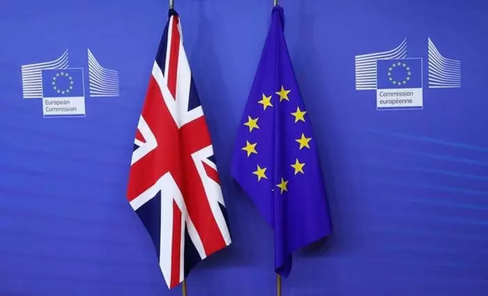 Μέι: Ενα Brexit χωρίς συμφωνία δεν θα είναι και το τέλος του κόσμου