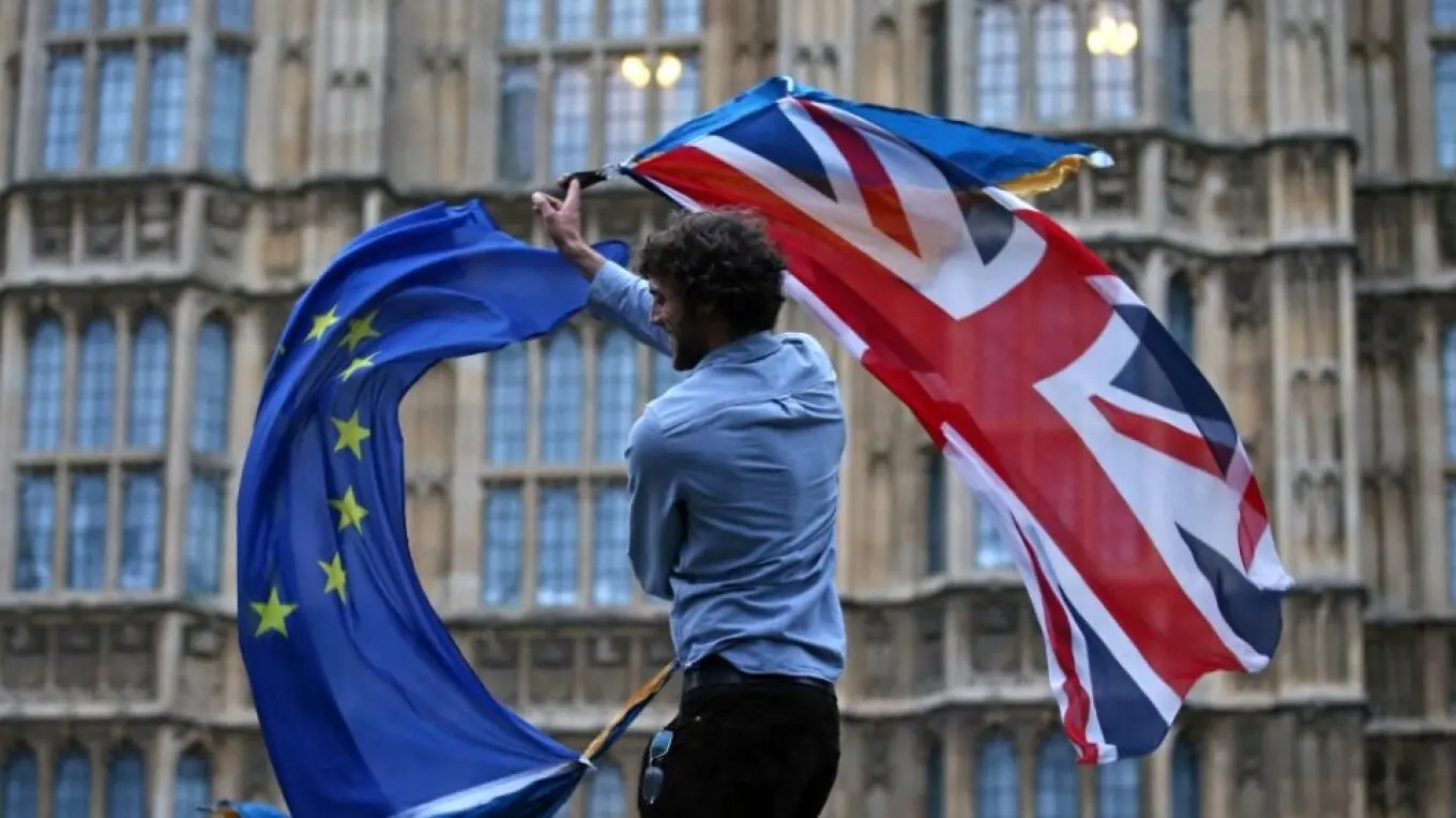 Financial Times: Πώς μπορεί να αντιστραφεί το Brexit