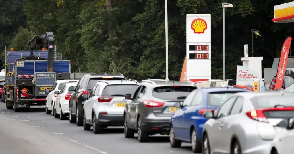 Βρετανία: Ψάχνει οδηγούς για τις ελλείψεις στα καύσιμα