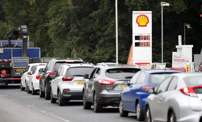 Βρετανία: Ψάχνει οδηγούς για τις ελλείψεις στα καύσιμα