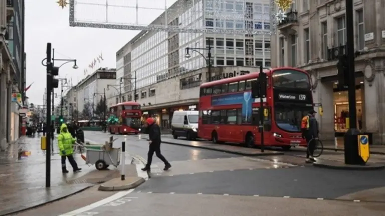 Βρετανία: Απροσδόκητη πτώση στις τιμές κατοικιών - Φόβοι για νέες φορολογικές αυξήσεις