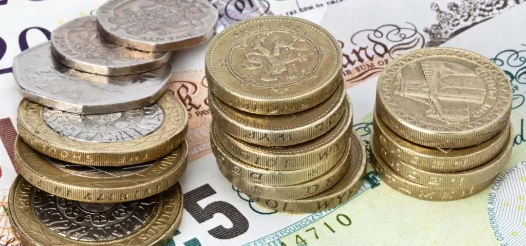Σημειώνει πτώση η βρετανική λίρα