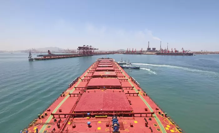 Εγκαταλείπουν το Σουέζ τα μεγάλα bulk carriers