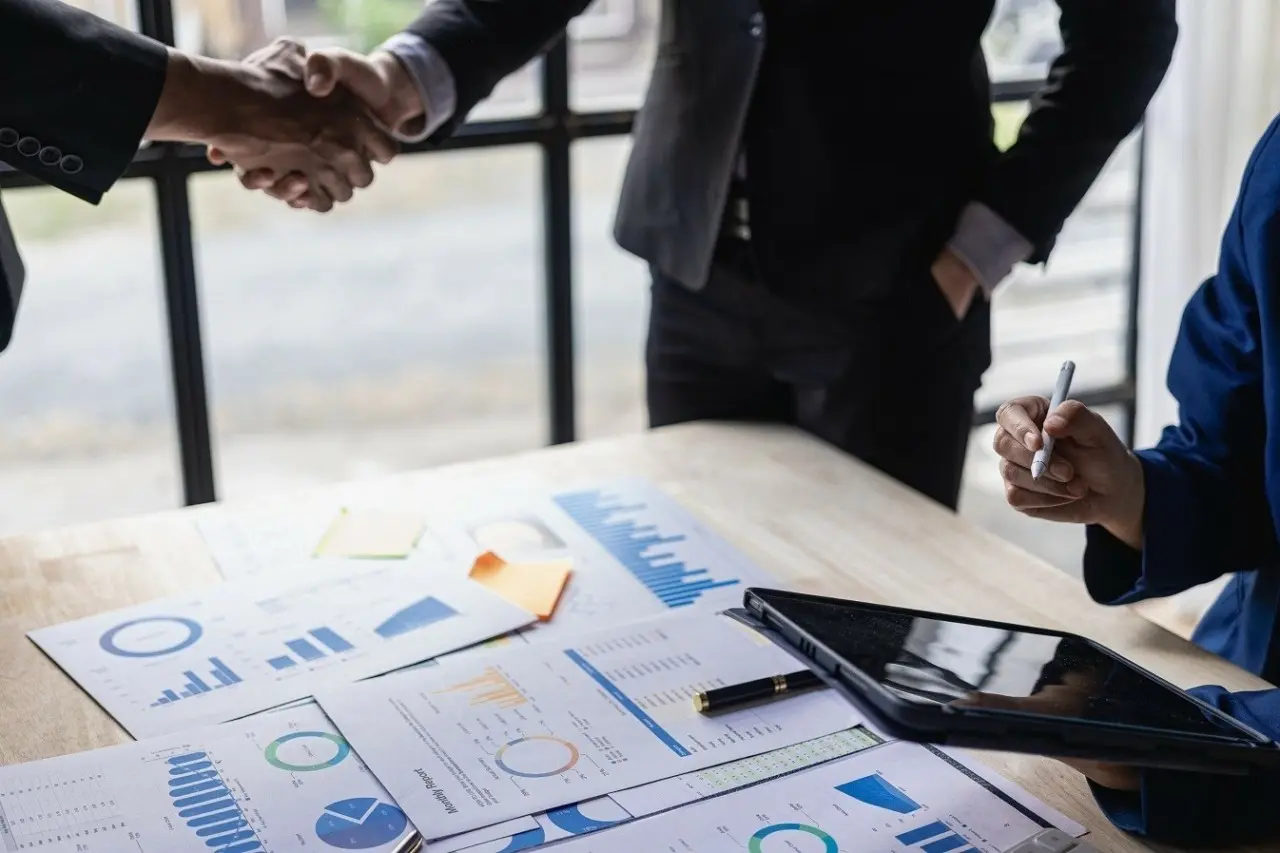 Γιατί η ΕΕ χάνει τη μάχη των επενδύσεων από τις ΗΠΑ