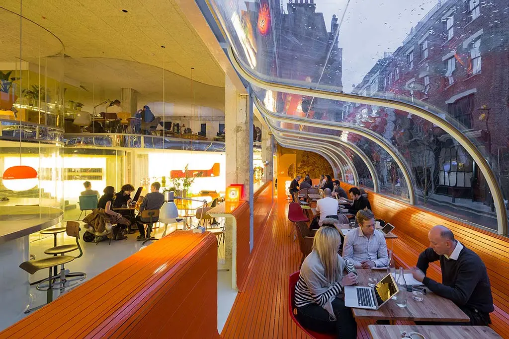 Νέος, υπερσύγχρονος κοινόχρηστος χώρος εργασίας στο ανατολικό Λονδίνο