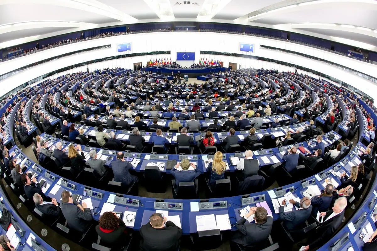 Πέρασαν από το Ευρωπαϊκό Κοινοβούλιο τα €672,5 δις