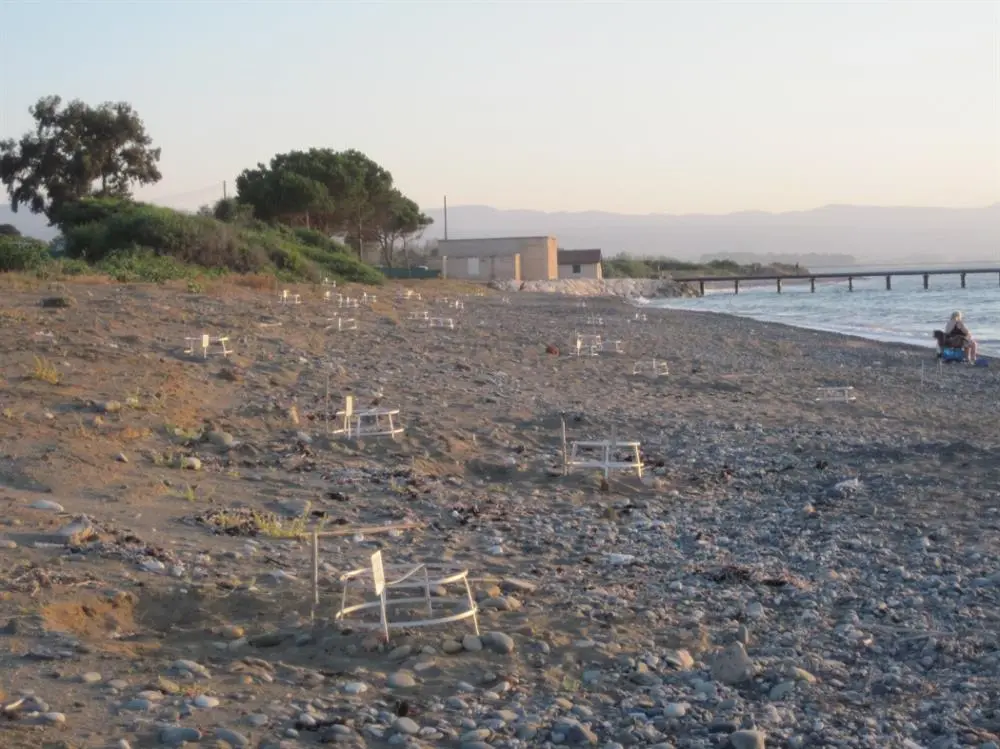 Απαντά στην 