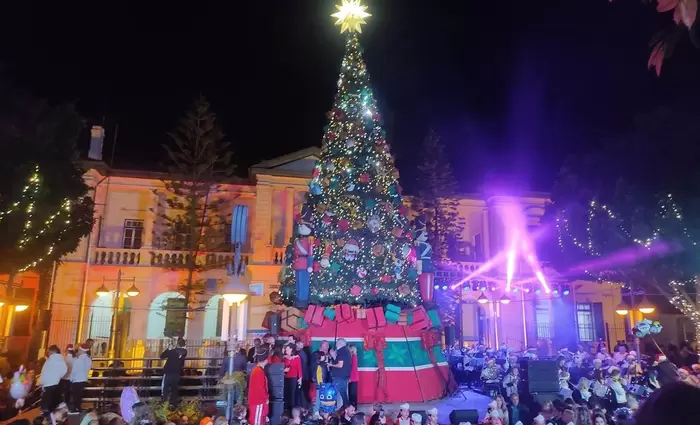 Φωταγώγησαν το χριστουγεννιάτικο δέντρο και την υπόσχεση για οικονομική ανάπτυξη