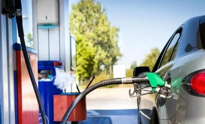 Τέσσερα σεντ κάτω από σήμερα η βενζίνη και το πετρέλαιο κίνησης (vid)