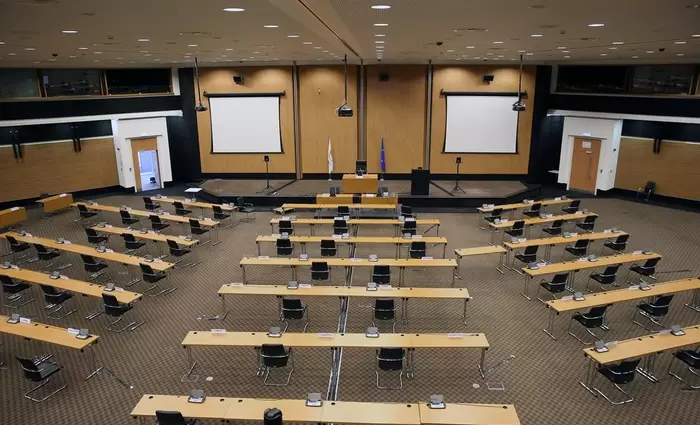 Επείγοντα ζητήματα στο συρτάρι της Βουλής λόγω... «διακοπών»