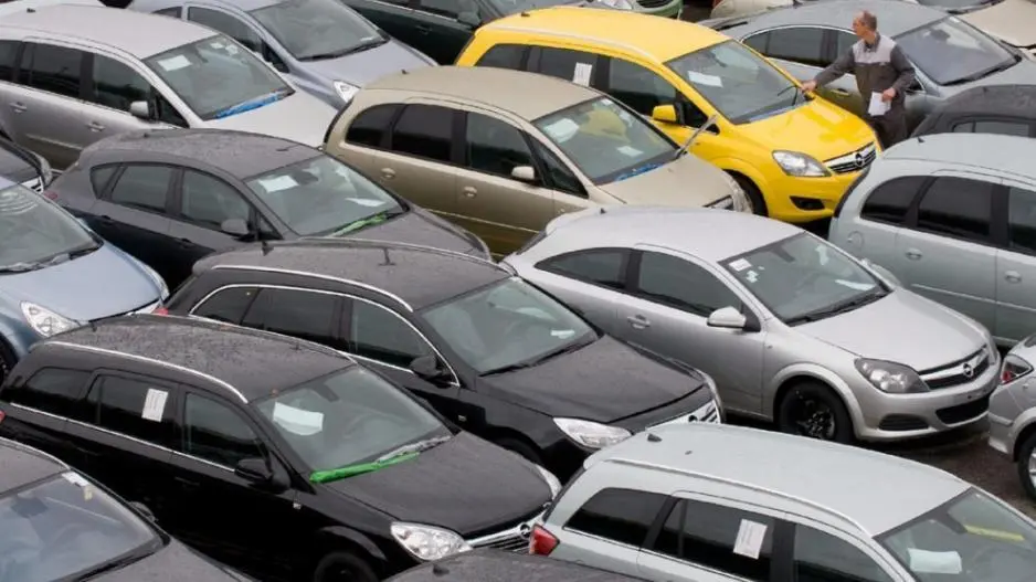 Μικρή μείωση στις εγγραφές οχημάτων