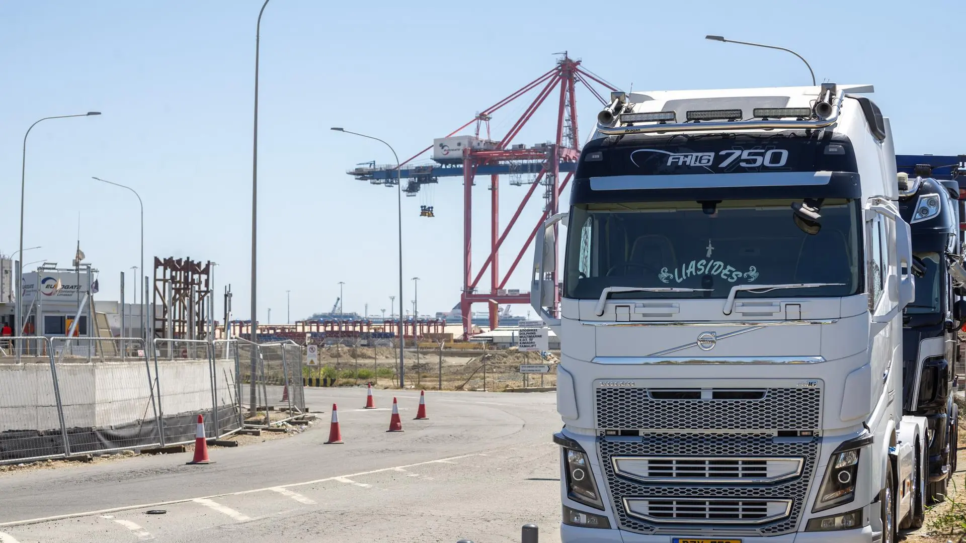 Παραλύει το εμπόριο - Συνεχίζεται η επ’ αόριστον απεργία των μεταφορέων στο λιμάνι Λεμεσού