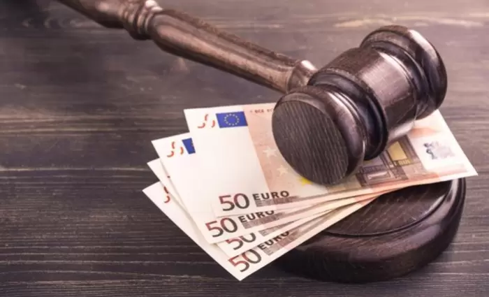 Έρμαιο των καταχρηστικών ρήτρων των τραπεζών χιλιάδες καταναλωτές