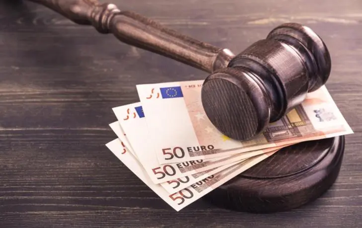 Έρμαιο των καταχρηστικών ρήτρων των τραπεζών χιλιάδες καταναλωτές