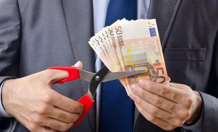 Πόσα κλέβει από τους μισθούς ο πληθωρισμός;