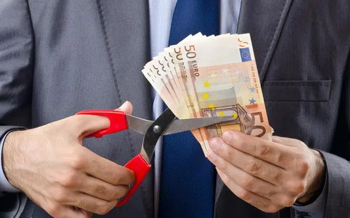 Πόσα κλέβει από τους μισθούς ο πληθωρισμός;