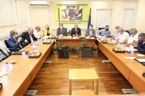 Σε εξέλιξη οι συναντήσεις για τον κατώτατο μισθό