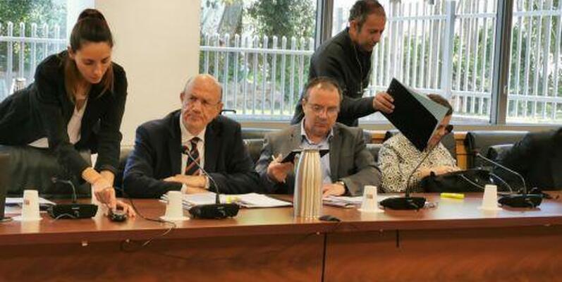 Υποδείξεις ΥΠΟΙΚ προς τράπεζες για επιτόκια, αναδιαρθρώσεις και χρεώσεις