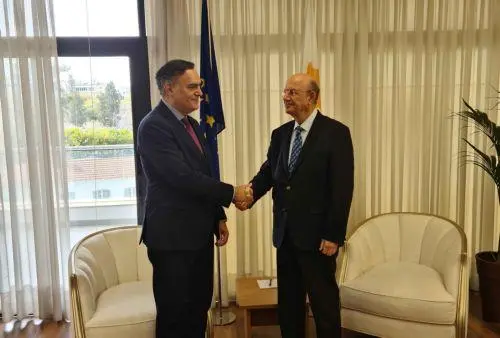 Διεθνείς οικονομικές προκλήσεις συζήτησαν ΥΠΟΙΚ και Έλληνας Πρέσβης