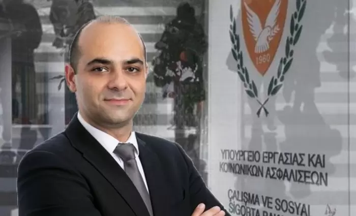 Ανακατεύει σήμερα την τράπουλα των εργασιακών ο Παναγιώτου