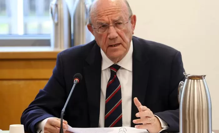 Στήριξη οικονομικής δραστηριότητας με υπεύθυνο τρόπο, λέει ο ΥΠΟΙΚ μετά την αναβάθμιση