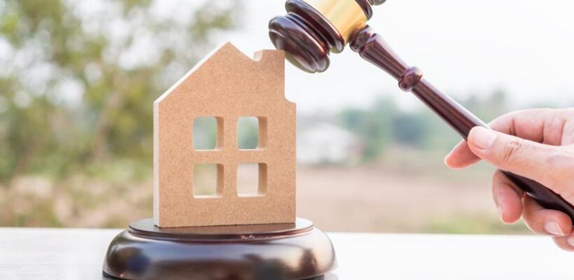 Τράπεζες: Γιατί προβληματίζει η εκδίκαση υπερχρεώσεων σε υποθέσεις εκποιήσεων