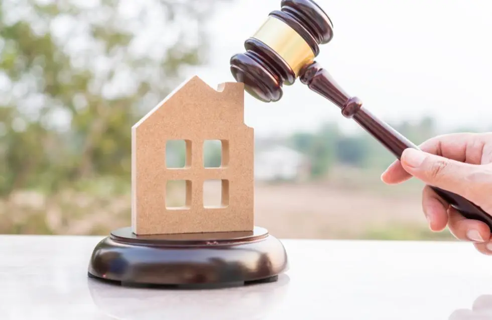 Τράπεζες: Γιατί προβληματίζει η εκδίκαση υπερχρεώσεων σε υποθέσεις εκποιήσεων