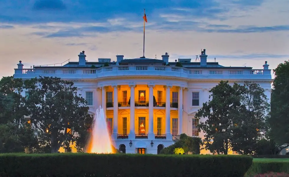 ΗΠΑ: Ρίχνουν φόρους και δασμούς για να γλιτώσουν την ύφεση