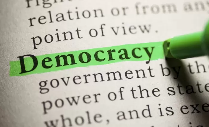 Ο μισός πληθυσμός της γης πιστεύει ότι δεν ζει σε δημοκρατική χώρα