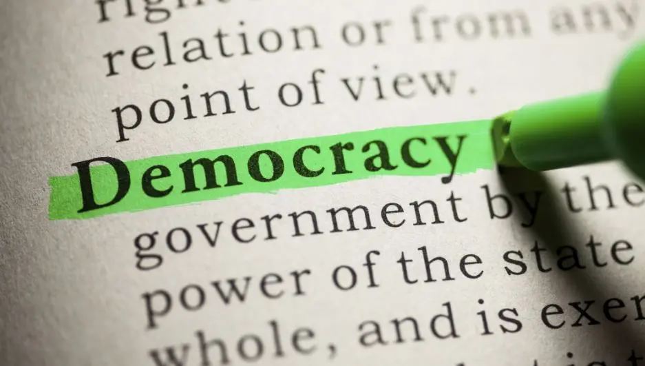 Ο μισός πληθυσμός της γης πιστεύει ότι δεν ζει σε δημοκρατική χώρα