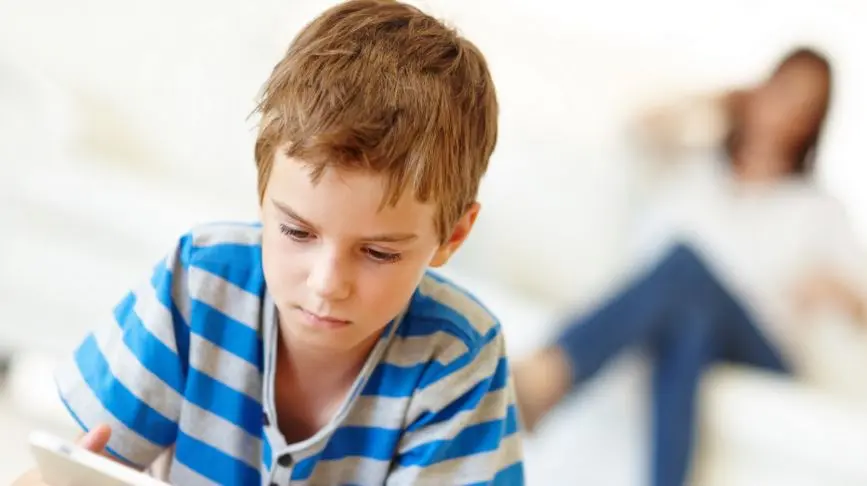 Smartphones και tablets αλλάζουν τον εγκέφαλο των παιδιών