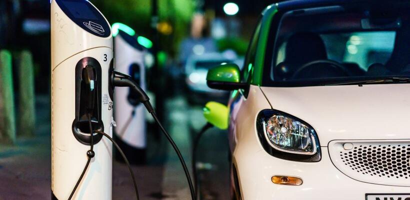 Η BMW θα ρίξει στην αγορά 1 εκ. ηλεκτρικά οχήματα μέχρι το 2021