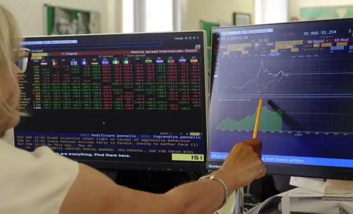 Οι επενδυτές εγκαταλείπουν το ευρώ και τα ιταλικά ομόλογα