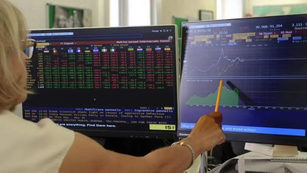 Οι επενδυτές εγκαταλείπουν το ευρώ και τα ιταλικά ομόλογα