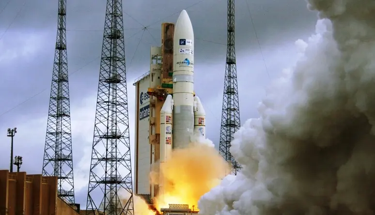 Πραγματοποιήθηκε η 100ή εκτόξευση του ευρωπαϊκού πυραύλου Ariane 5