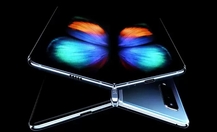 Το πρώτο αναδιπλούμενο κινητό της Samsung είναι γεγονός (VID)